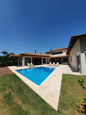 Casa em condomínio c/ piscina, churrasqueira, lago